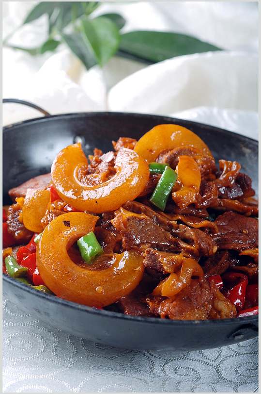 创新干锅带皮牛肉美食摄影图片