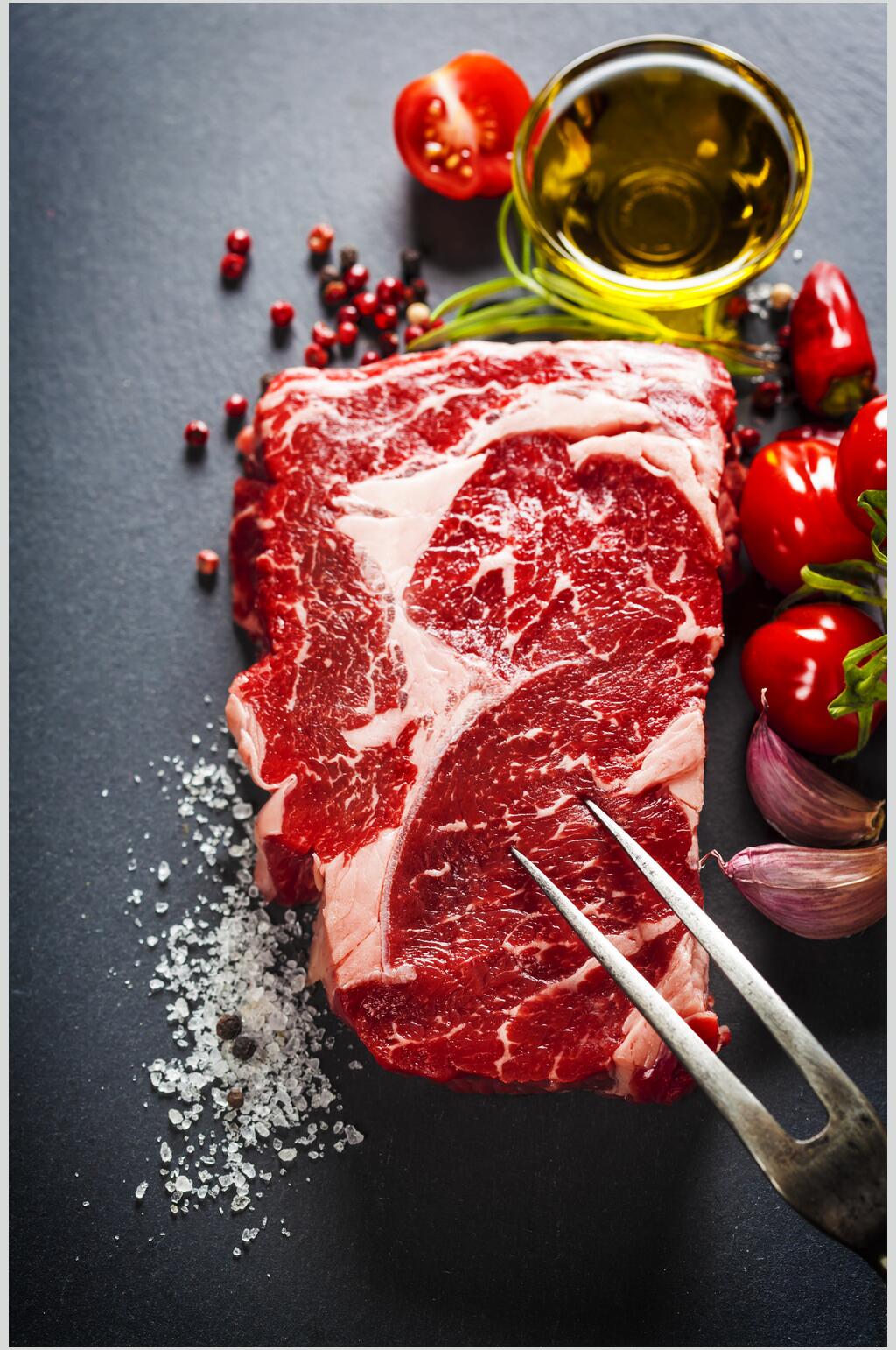新鲜肥瘦相间牛排食材实拍图片素材