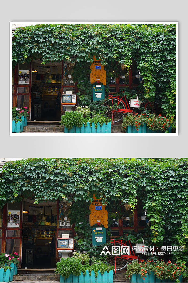 云南丽江古城爬满绿植的木屋高清图片素材