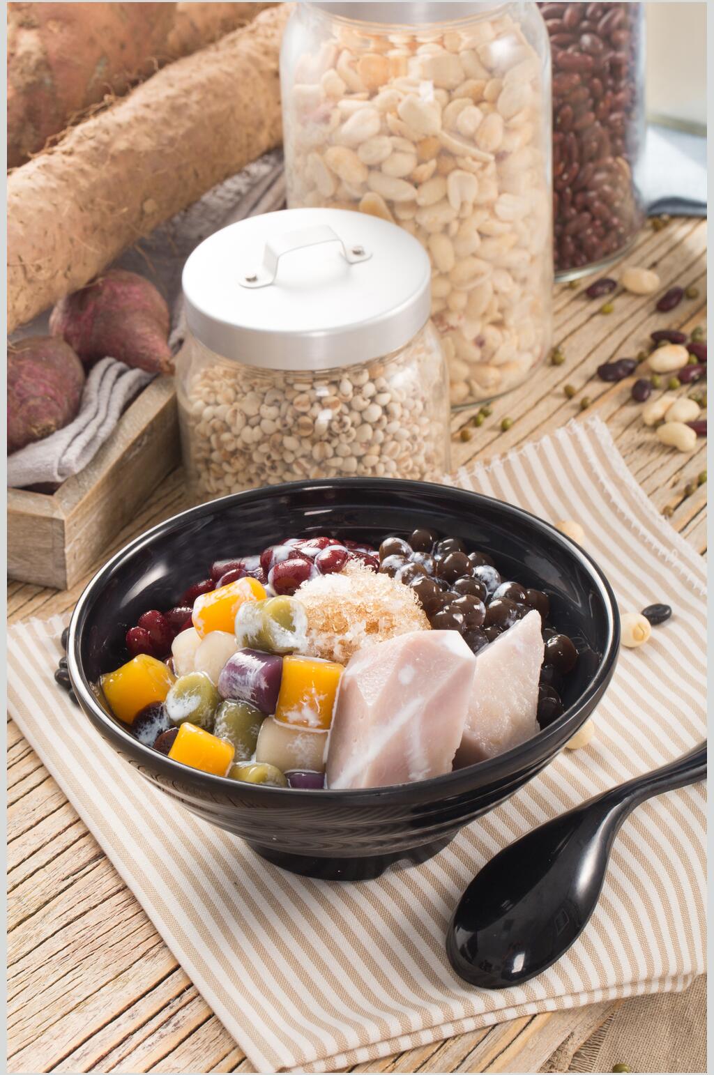 美味红豆仙草芋圆甜品特写图片素材