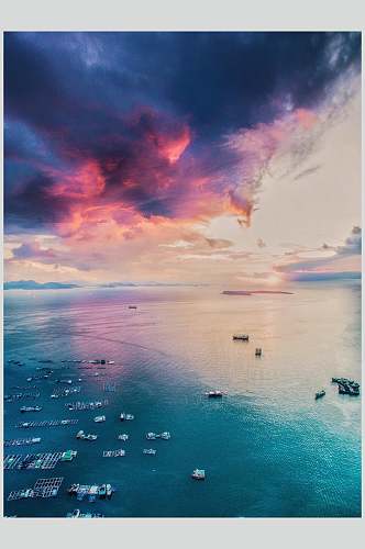 日落海湾妖媚的紫色云彩高清图片