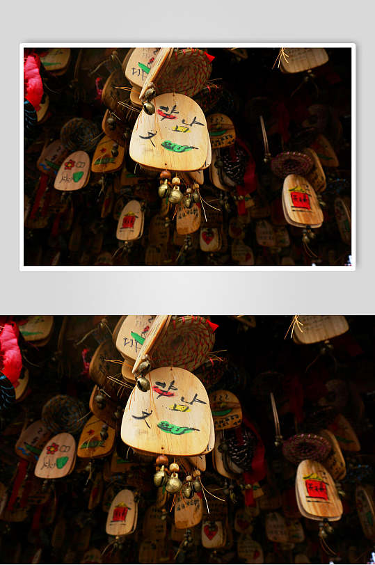 云南丽江的特色木牌高清图片