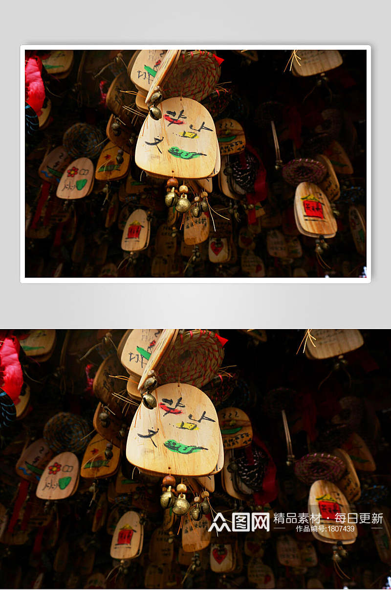 云南丽江的特色木牌高清图片素材