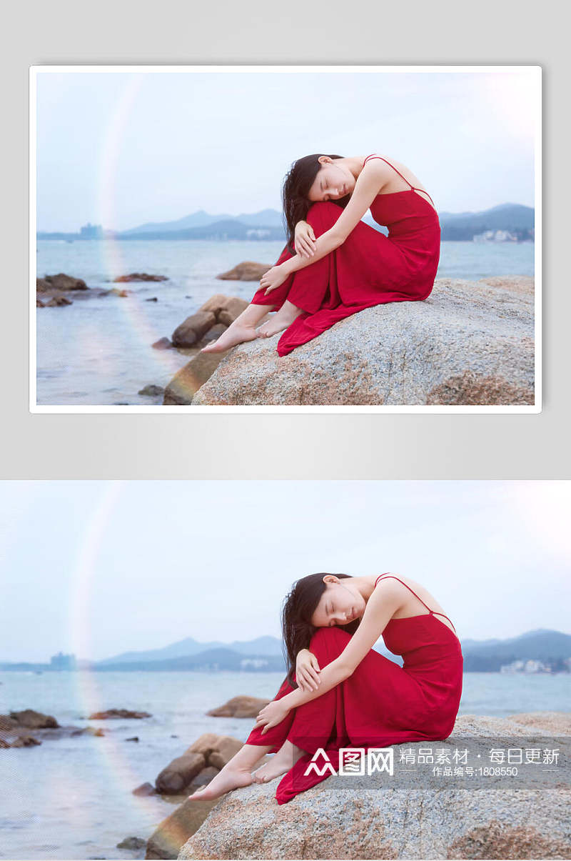 坐在深圳较场尾海边礁石上的红衣少女图片素材