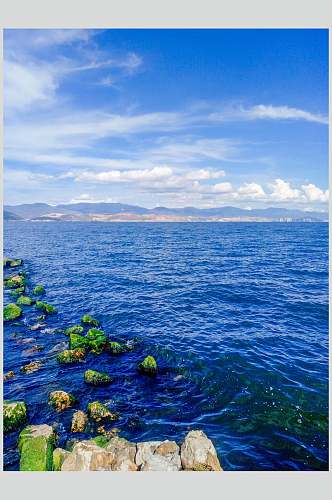 云南大理洱海的蓝天白云高清图片