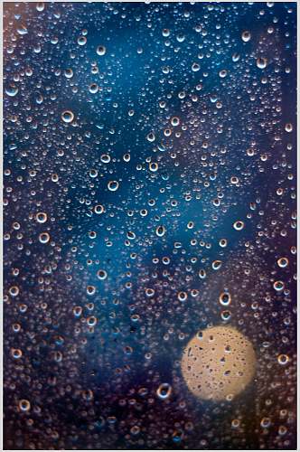 蓝黑色背景窗户透明水珠雨滴图片