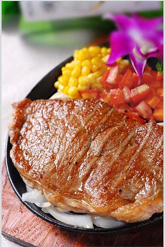 主食新西兰西冷牛排高清图片
