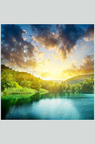 山峰湖泊云彩风景图片