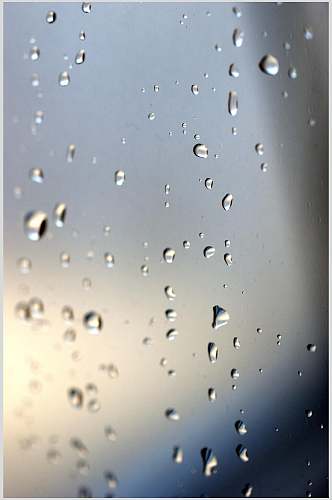 透明大颗水珠雨滴高清图片