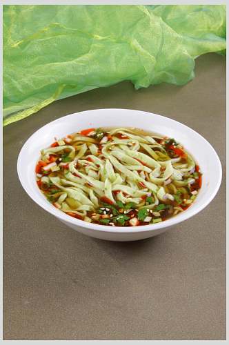 健康美味酸汤菠菜面食品高清图片