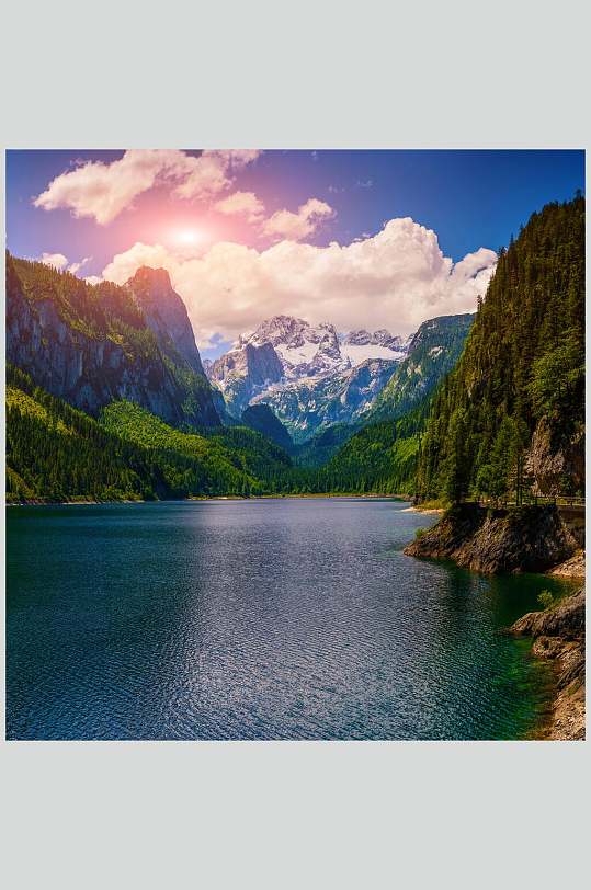 山峰湖泊山峡风景图片