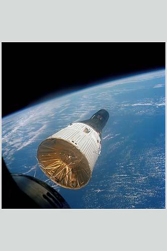 地球表面运行太空人造卫星图片