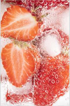 清凉水润冰镇水果草莓图片