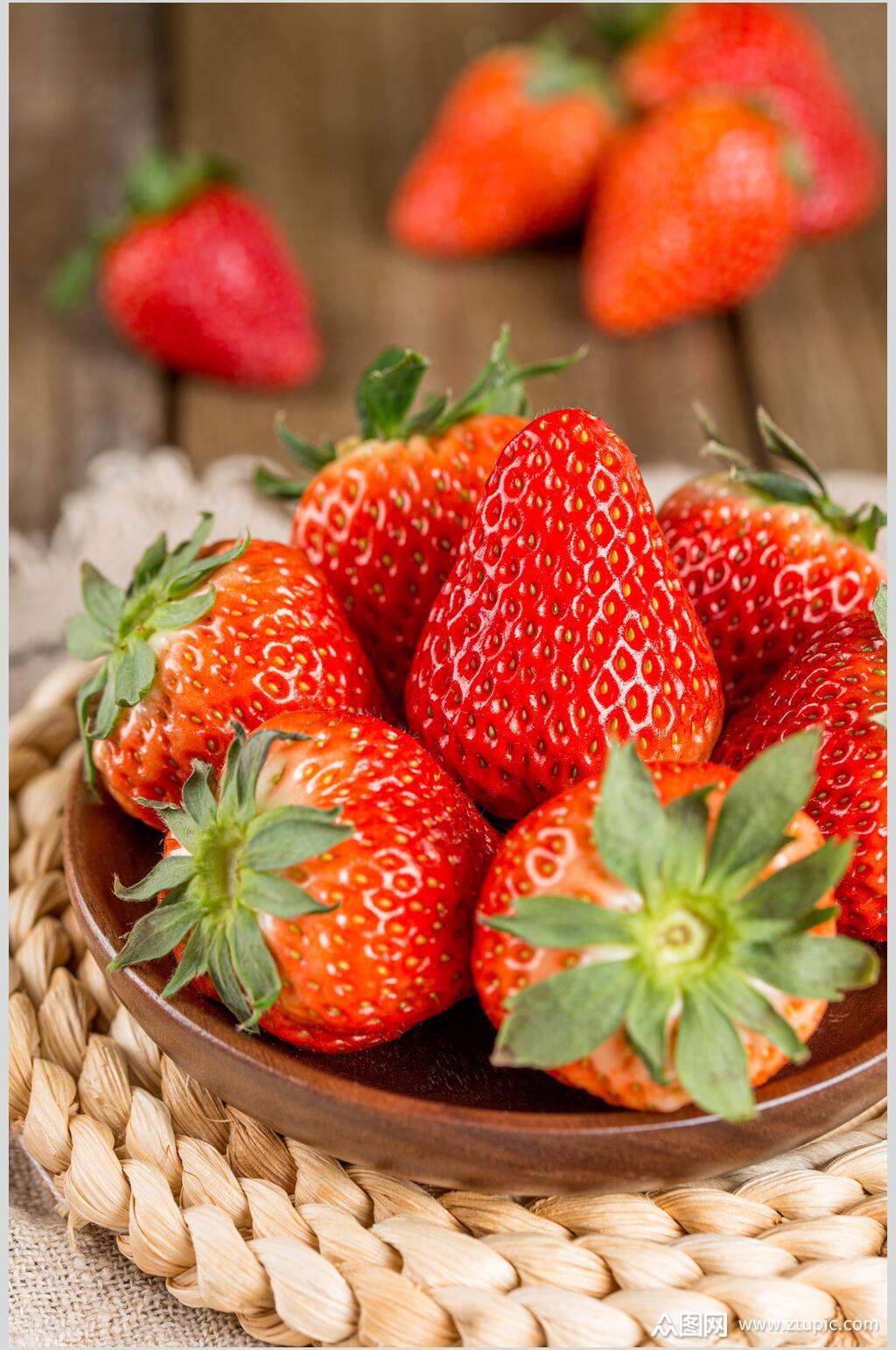 甘甜草莓摄影图片