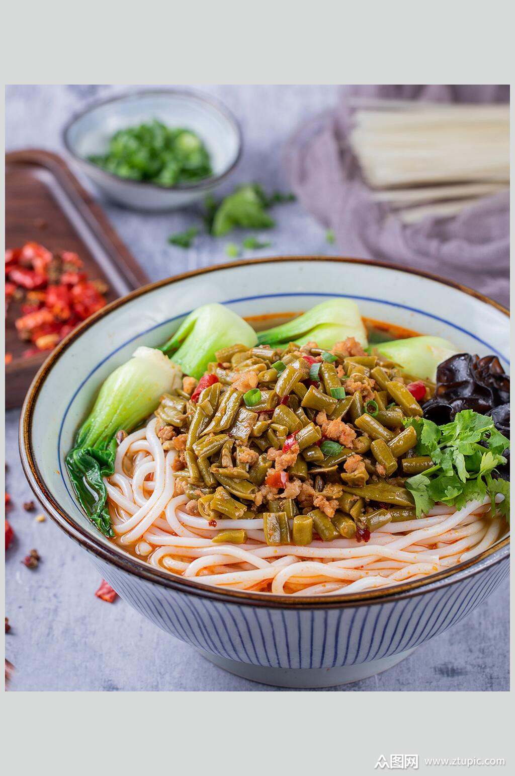 酸豆角青菜米线拉面摄影图片
