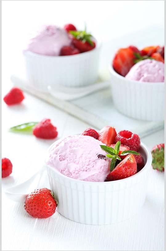 草莓冰淇淋美食实拍图片