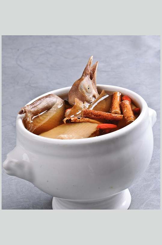 五指毛桃炖天麻乳鸽美食实拍图片