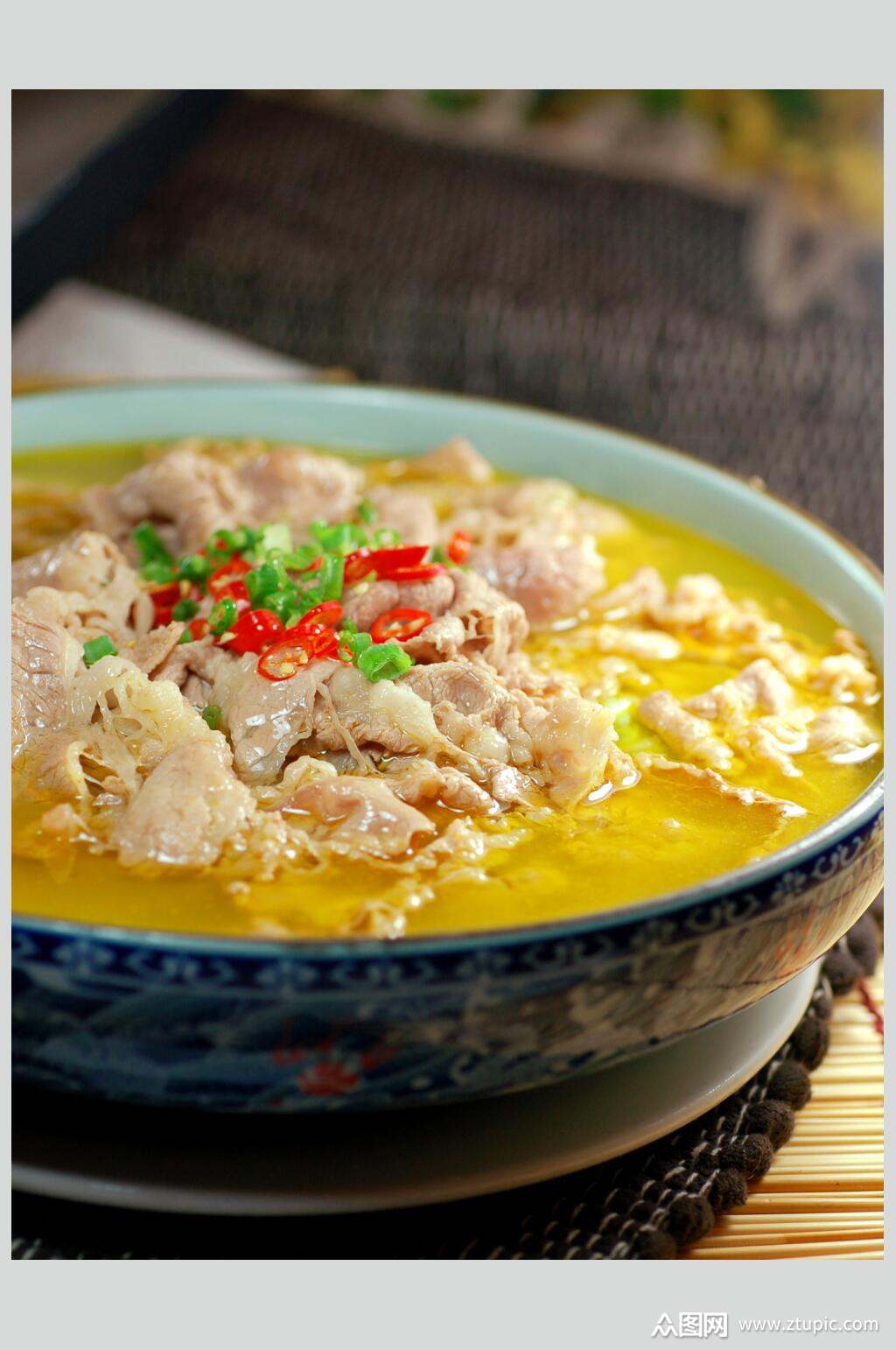 热菜招牌酸汤肥牛美食摄影图片