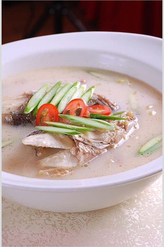 新鲜美味芦笋鱼头汤美食摄影图片