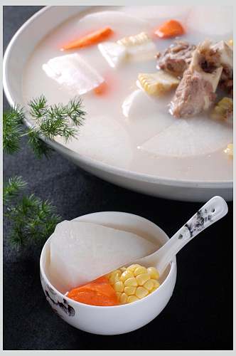 热菜萝卜炖大骨汤美食摄影图片