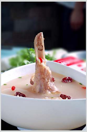 汤品萝卜炖棒子骨餐饮实拍图片