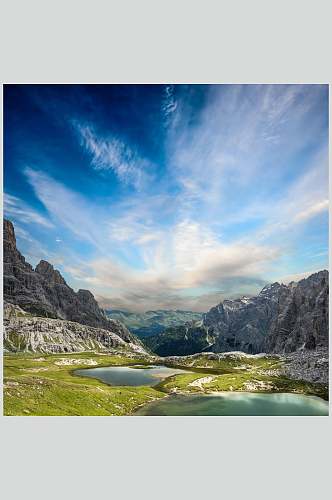 蓝白色山峰山脉风景图片