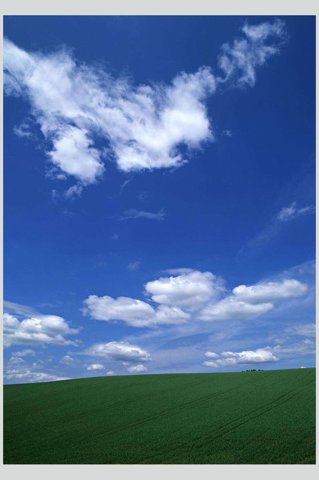 平原天空风景图片素材