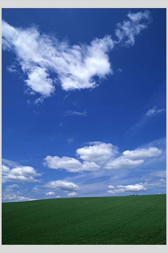 平原天空风景图片