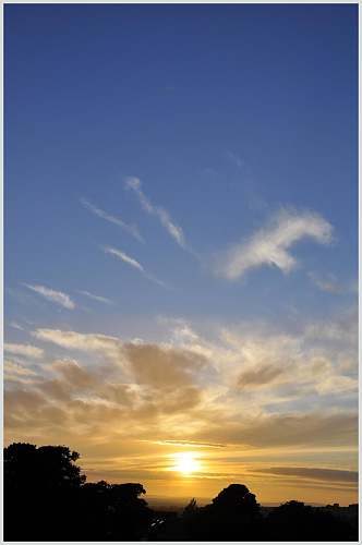 蓝色天空夕阳黄昏高清图片