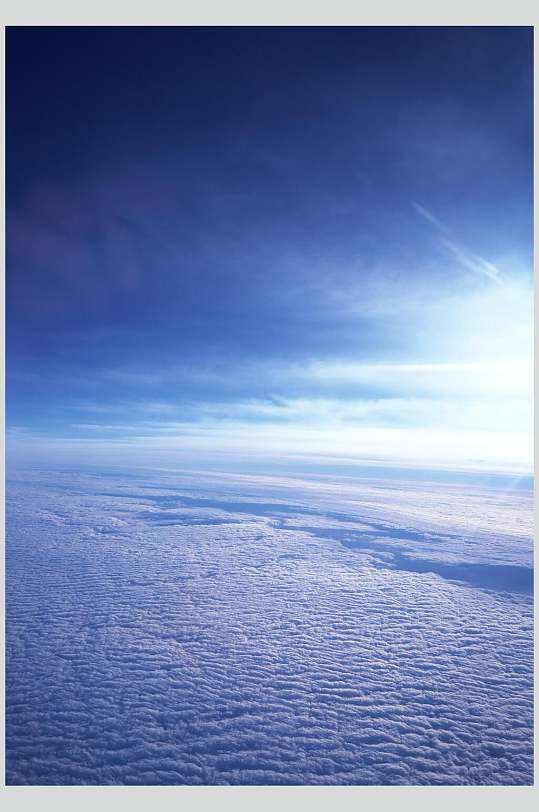 太阳蔚蓝天空风景图片