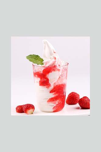 草莓奶茶白色背景摄影图片