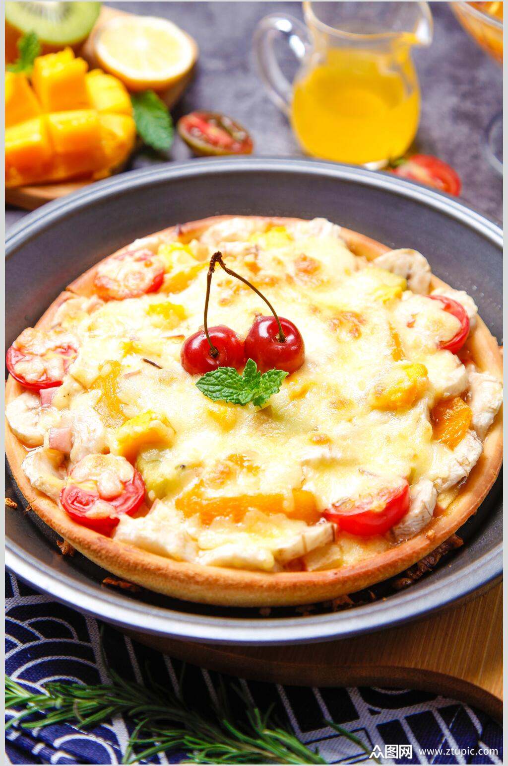 新鲜美味樱桃芝士披萨食物图片