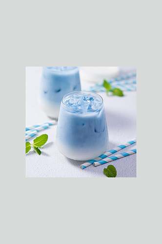 蓝色冰块奶茶摄影图片