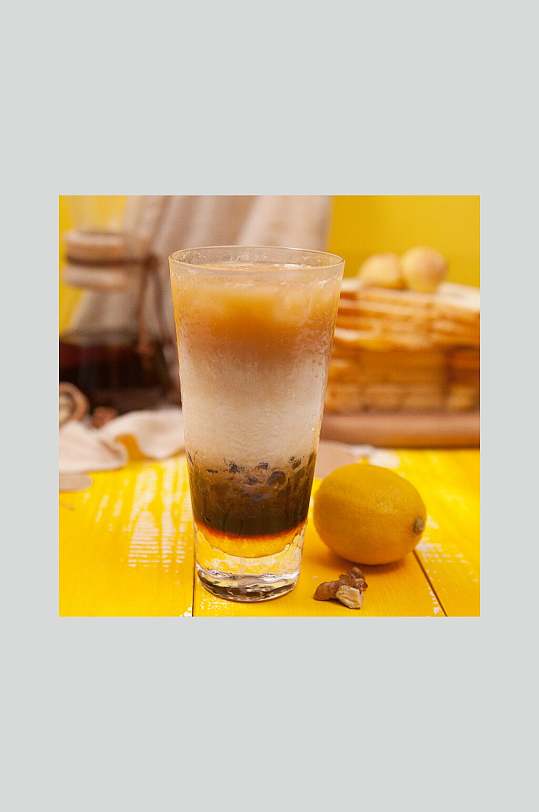 玻璃杯装三层冰沙水果奶茶图片