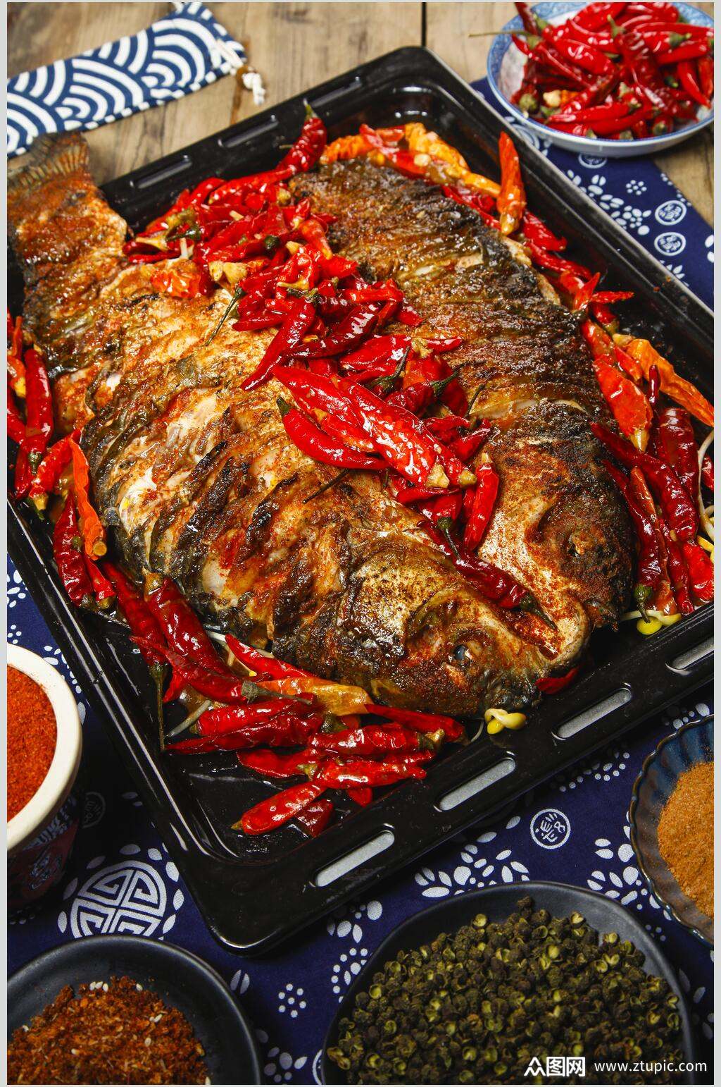 香辣美味烤鱼摄影图片