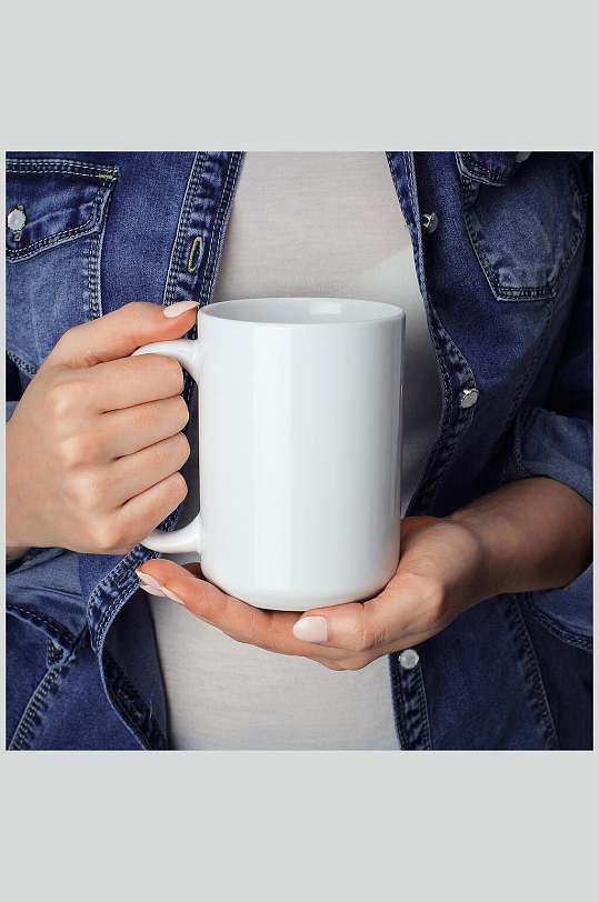 手端杯子样机效果图