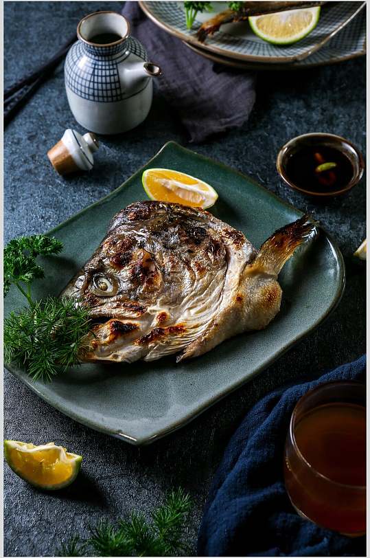 日式烤鱼头料理摄影图