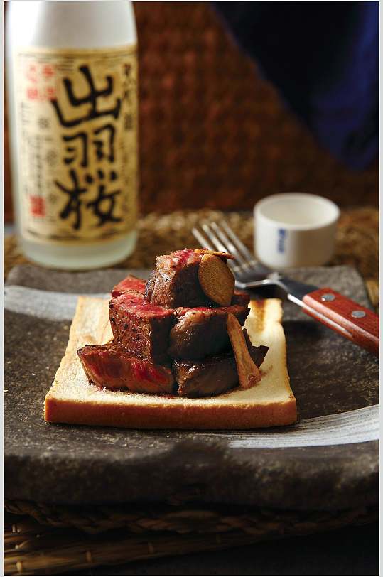 日式烤牛肉料理摄影图