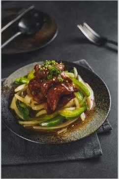 肉类摆盘日式料理摄影图