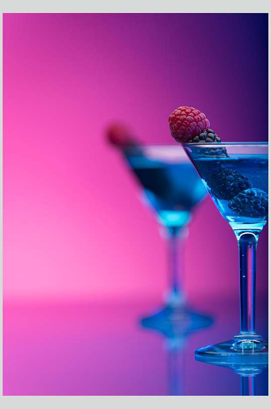 蓝紫色桑葚饮料冷饮高清图片
