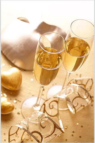 金色丝带香槟高脚杯高清图片