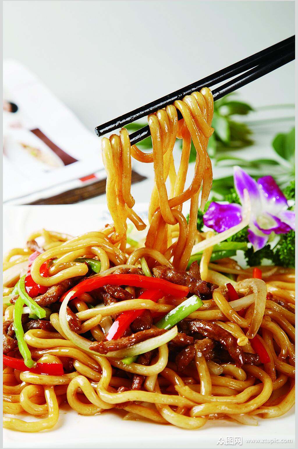 牛柳丝炒乌东面食物摄影图片