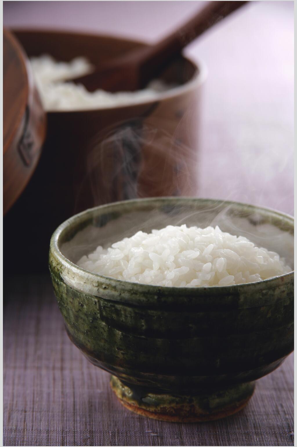 热气腾腾蒸米饭食物图片