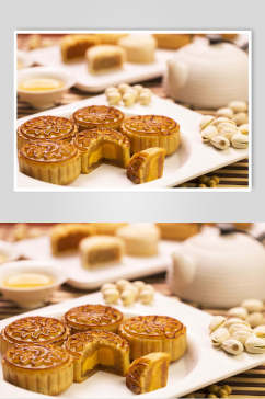 美食蛋黄月饼食品摄影图片