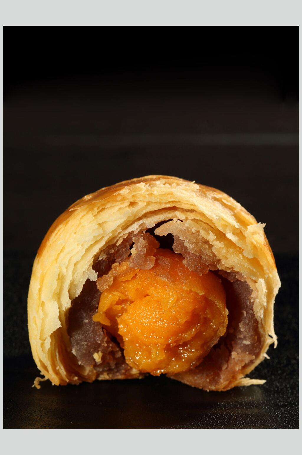 蛋黄酥月饼食品摄影图片素材