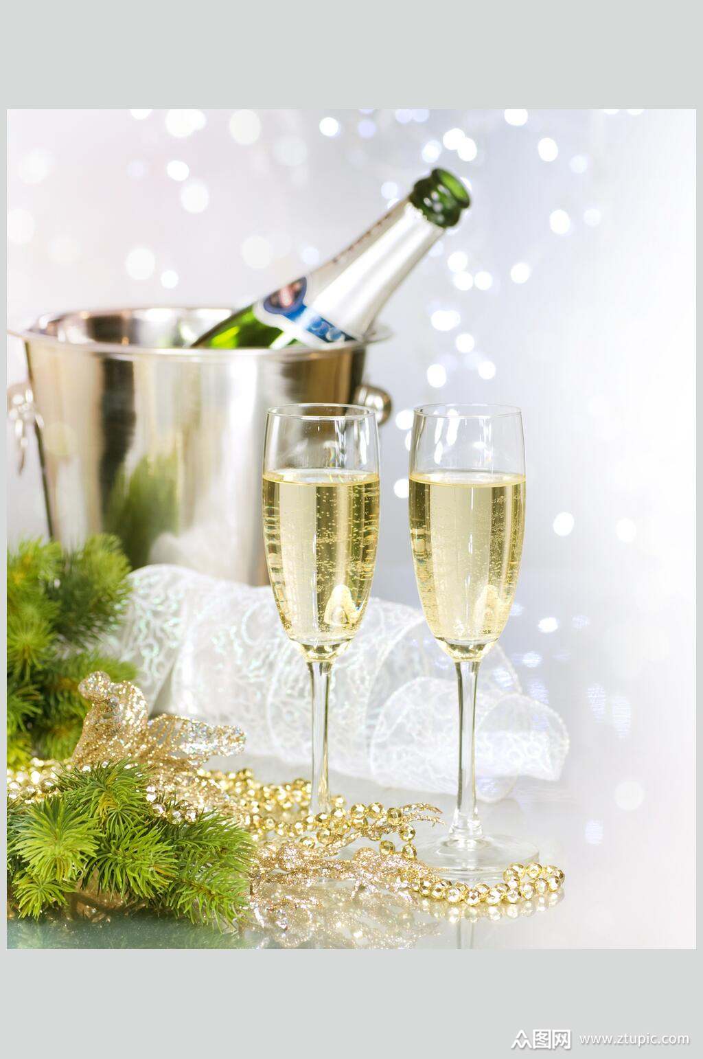 清新冰镇香槟高脚杯高清图片