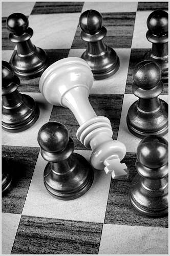 黑白国际象棋棋盘棋局摄影图