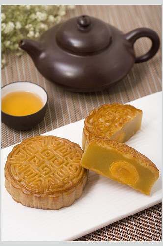 双黄莲蓉茶香月饼食品高清图片