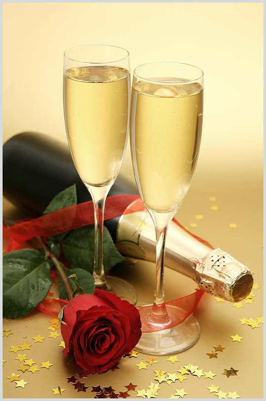 浪漫玫瑰红香槟高脚杯高清图片