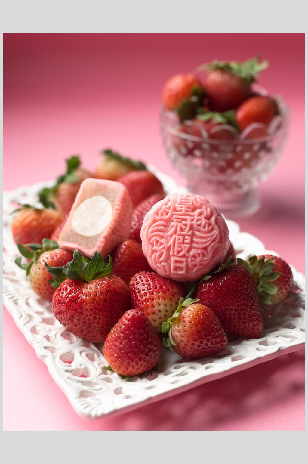 草莓月饼食品摄影图片